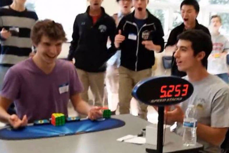 Adolescente bate recorde mundial de cubo mágico; veja vídeo