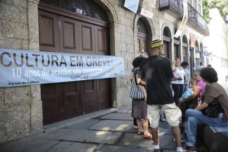 
	Ato dos servidores da Cultura no Pal&aacute;cio do Catete, no Rio: nesta quinta, movimento grevista espera reunir com representantes do Minist&eacute;rio do Planejamento, Or&ccedil;amento e Gest&atilde;o para iniciar negocia&ccedil;&otilde;es (Tomaz Silva/Agência Brasil)