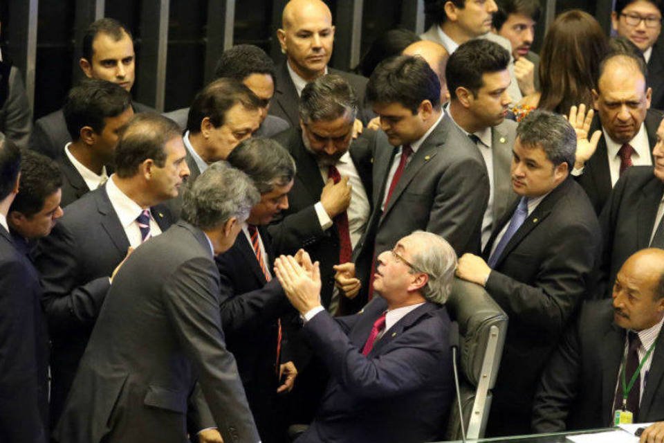Deputados quebram urnas para obstruir votação de impeachment