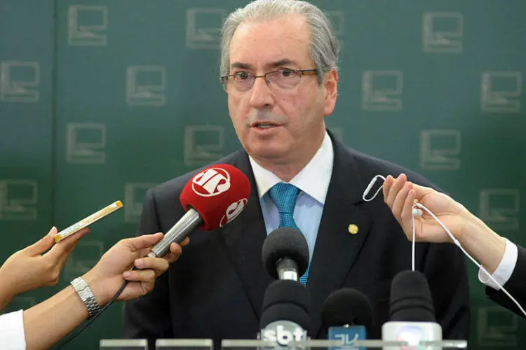 
	Eduardo Cunha durante coletiva: &quot;Eu acho gra&ccedil;a de alguns que v&ecirc;m aqui falar da minha ren&uacute;ncia, mas n&atilde;o pedem da presidente Dilma. Se for pelo mesmo par&acirc;metro, voc&ecirc; teria muitas e iguais motiva&ccedil;&otilde;es&quot;, disse o presidente da C&acirc;mara
 (Alex Ferreira/ Câmara dos Deputados)