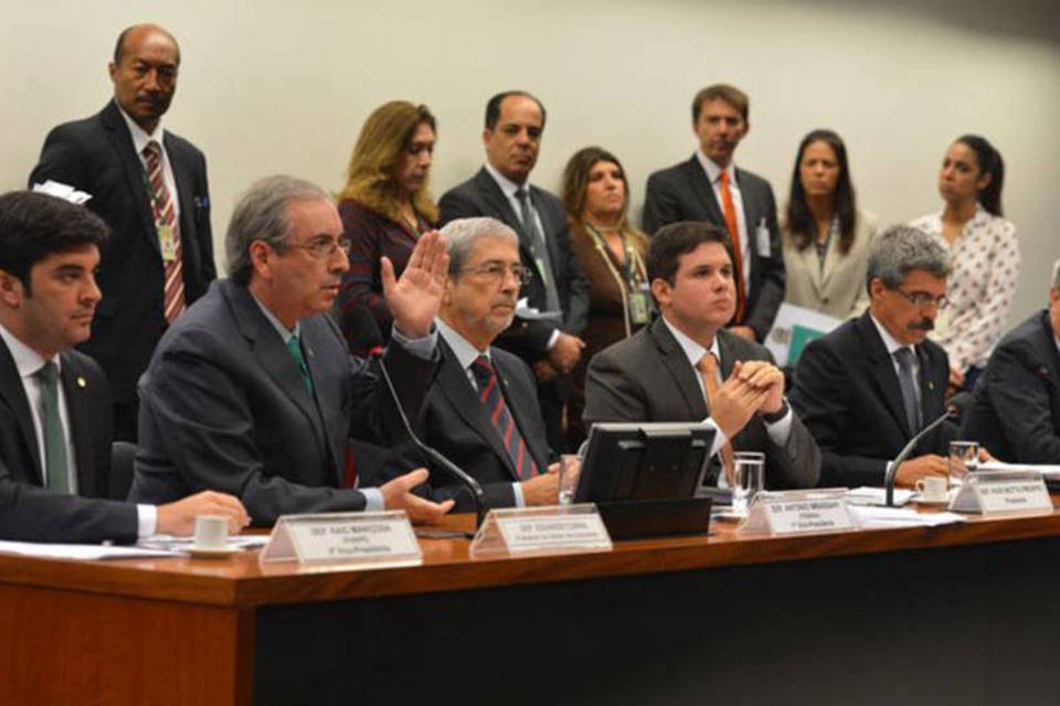 PP tira investigados, mas indica filho de suspeito para CPI