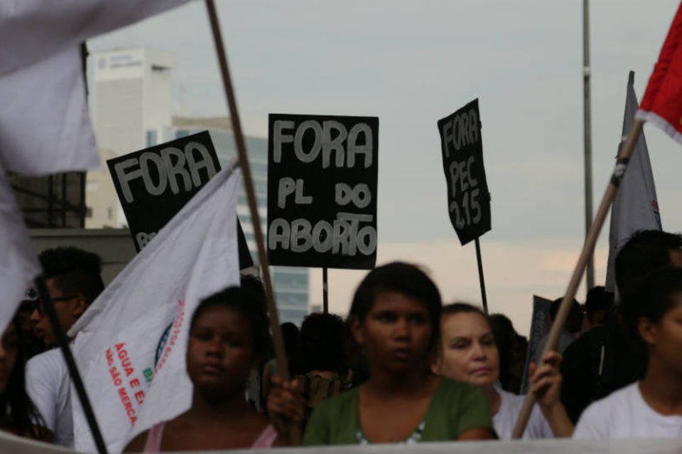 Manifestantes vão às ruas contra Cunha