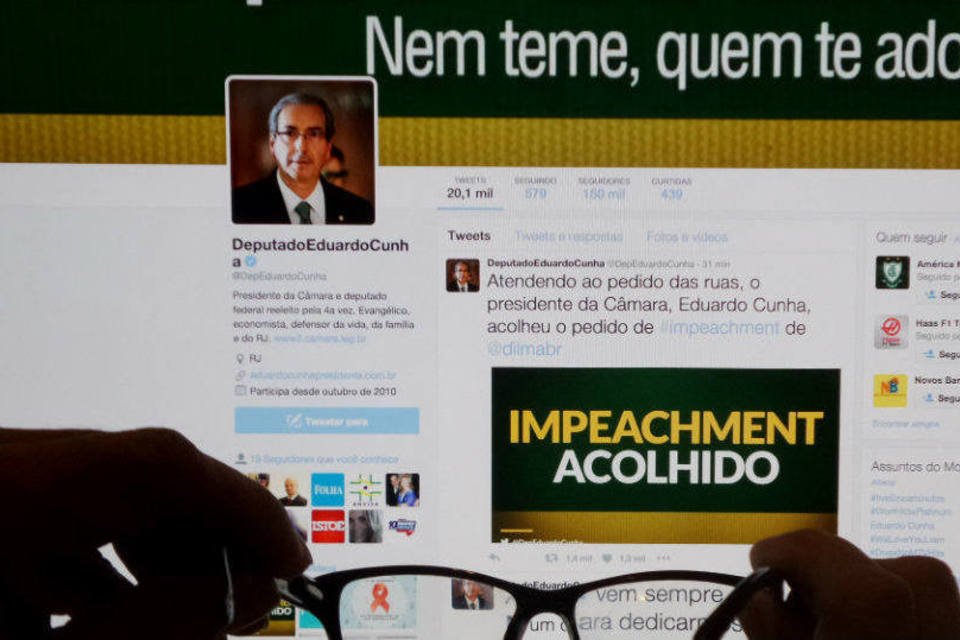 Nas redes sociais, Cunha dá tom nacionalista à impeachment