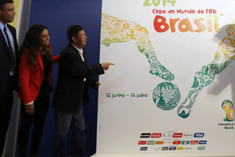 Embaixadores apresentam cartaz oficial:  a peça, desenhada pela agência Crama, tem no seu centro, duas pernas, que disputam uma bola. (REUTERS/Sergio Moraes)