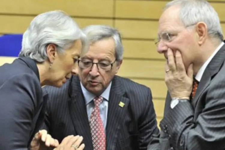 Christine Lagarde, Jean-Claude Juncker e Wolfgang Schauble conversam antes do início da cúpula
 (Georges Gobet/AFP)