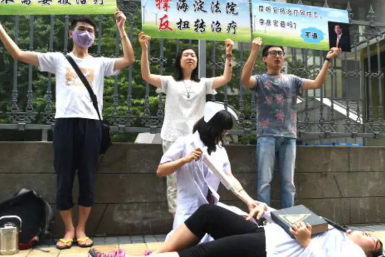 Manifestantes protestam contra a "cura gay" diante do tribunal de Pequim que está analisando o caso de Xiao Zhen
 (GREG BAKER/AFP/Getty Images)
