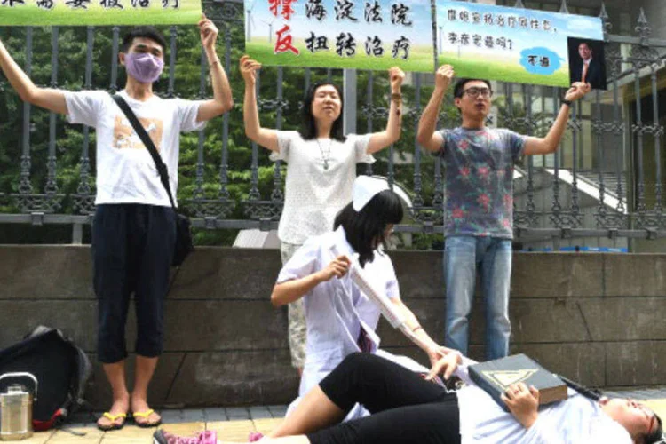 Manifestantes protestam contra a "cura gay" diante do tribunal de Pequim que está analisando o caso de Xiao Zhen
 (GREG BAKER/AFP/Getty Images)