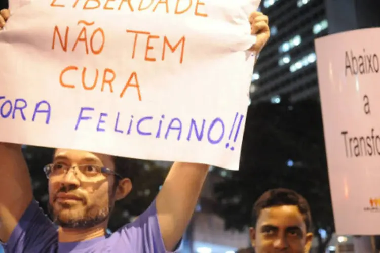 Manifestante protesta contra "Cura Gay" e deputado Marco Feliciano durante marcha pelo Dia Mundial do Orgulho LGBT no Rio de Janeiro (Fernando Frazão/ABr)
