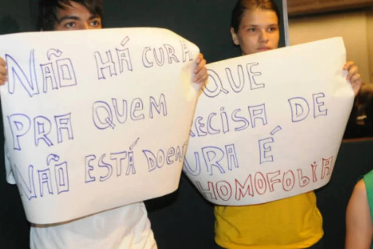 
	Pessoas protestam, na Comiss&atilde;o de Direitos Humanos da C&acirc;mara, contra a aprova&ccedil;&atilde;o do projeto que autoriza o tratamento psicol&oacute;gico de homossexuais, a chamada &quot;cura gay&quot;: agress&otilde;es contra homossexuais que mais cresceram foram as psicol&oacute;gicas, as discriminat&oacute;rias e as f&iacute;sicas
 (Jose Cruz/ABr)