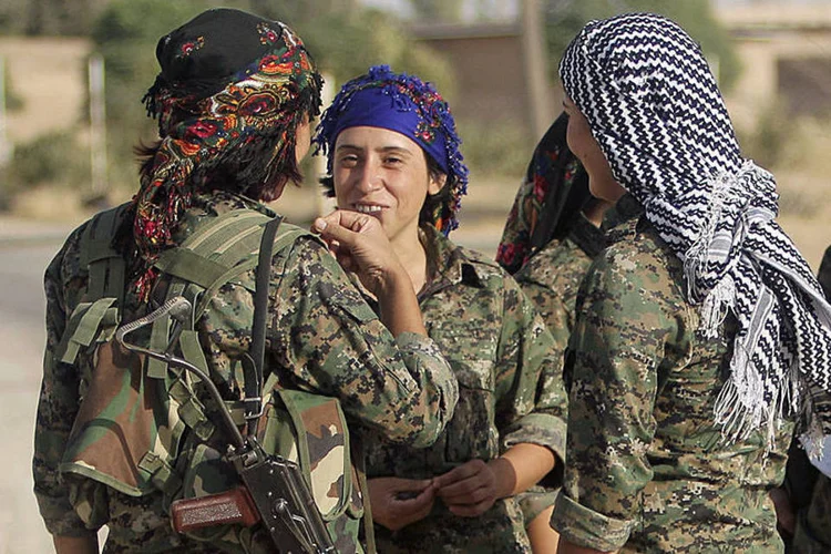 Combatentes curdas na Síria: as forças curdas são conhecidas por contarem com a presença de muitas mulheres e por valorizarem o papel feminino na luta armada (Reuters)