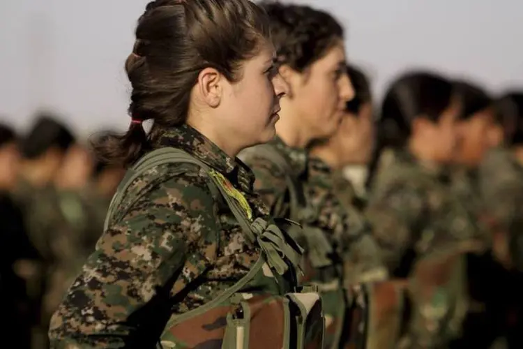 Combatentes curdas durante um treinamento em Ras al-Ain, na província de Hasakah (Rodi Said)