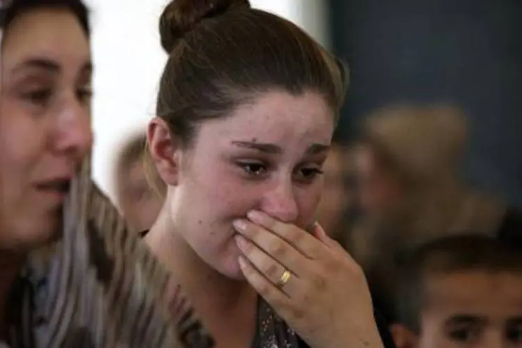 
	Mulher que fugiu da viol&ecirc;ncia em sua aldeia em Sinjar, no Iraque, chora em escola no Curdist&atilde;o
 (Safin Hamed/AFP)