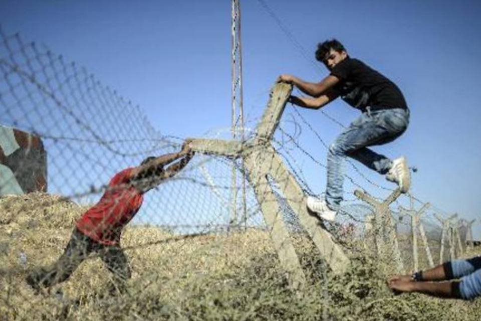 Centenas de curdos tentam entrar na Síria para combater EI