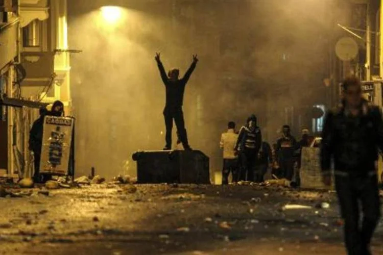 
	Manifestantes curdos enfrentam policiais na Turquia: procuradoria turca acusa jornalistas e seu tradutor de &quot;trabalharem a favor da organiza&ccedil;&atilde;o terrorista EI&quot;
 (Ozan Kose/AFP)
