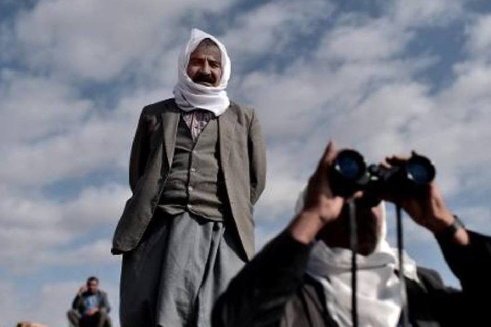 Curdos freiam EI em Kobane; Obama consulta aliados