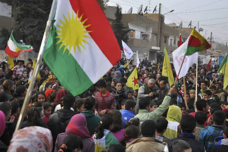Curdos comemoram tomada de Kobani: muitos dos refugiados tentam voltar para suas casas (Delil Souleiman/Reuters)
