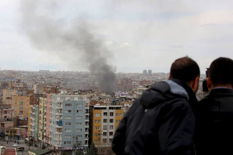 
	Confrontos: os agentes feridos foram hospitalizados e a opera&ccedil;&atilde;o policial em curso foi refor&ccedil;ada com for&ccedil;as adicionais
 (Sertac Kayar / Reuters)
