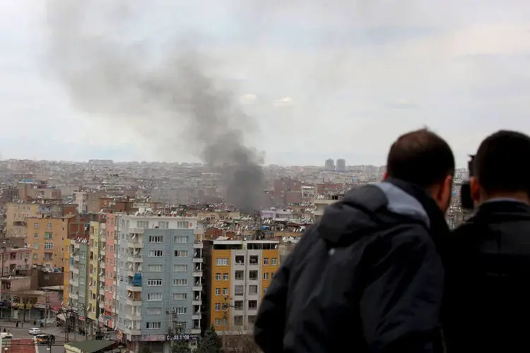 
	Confrontos: a cidade de Nusaybin situada na fronteira s&iacute;ria se encontra desde segunda-feira sob toque de recolher
 (Sertac Kayar / Reuters)