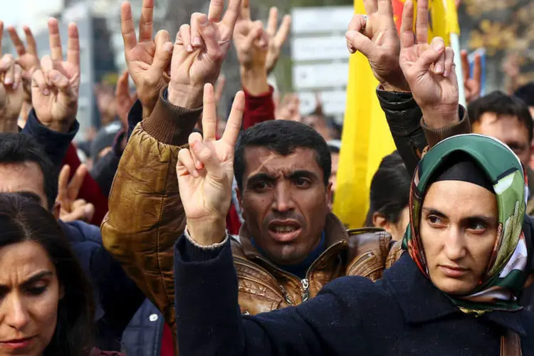
	Curdos: a tens&atilde;o pol&iacute;tica est&aacute; em seu mais alto n&iacute;vel entre o governo isl&acirc;mico-conservador e o principal partido pr&oacute;-curdo do pa&iacute;s
 (Sertac Kayar / Reuters)