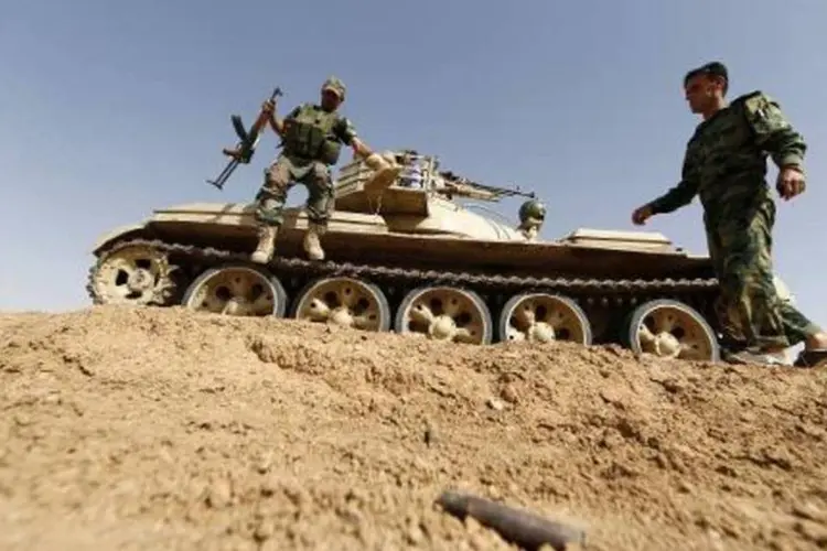 Membros das forças curdas se posicionam em 21 de junho de 2014, na cidade iraquiana de Basheer (Karim Sahib/AFP)