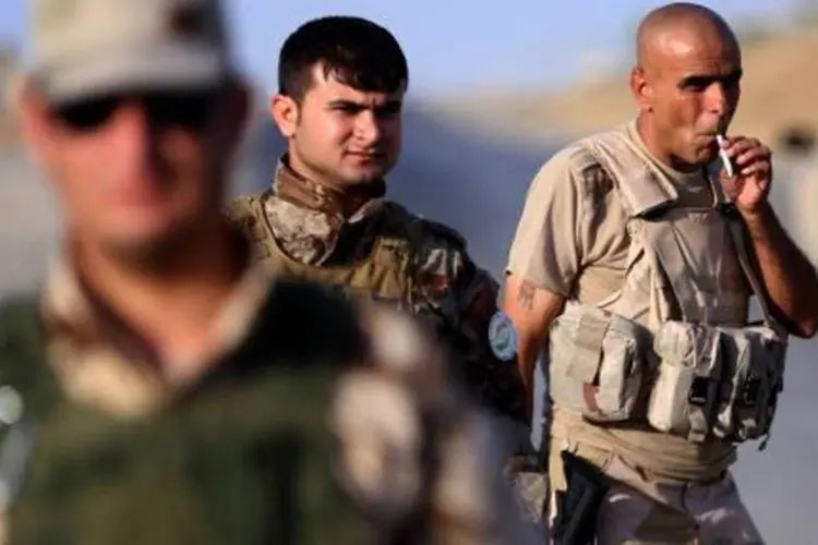 Combatentes peshmerga na linha de frente, na cidade iraquiana de Erbil (Safin Hamed/AFP)