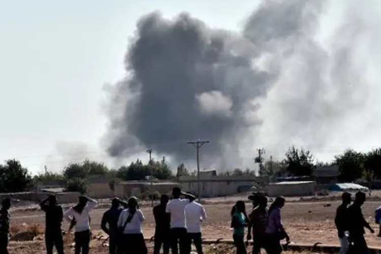 
	Curdos observam da Turquia a fuma&ccedil;a resultado de combates na cidade de Kobane
 (Aris Messinis/AFP)