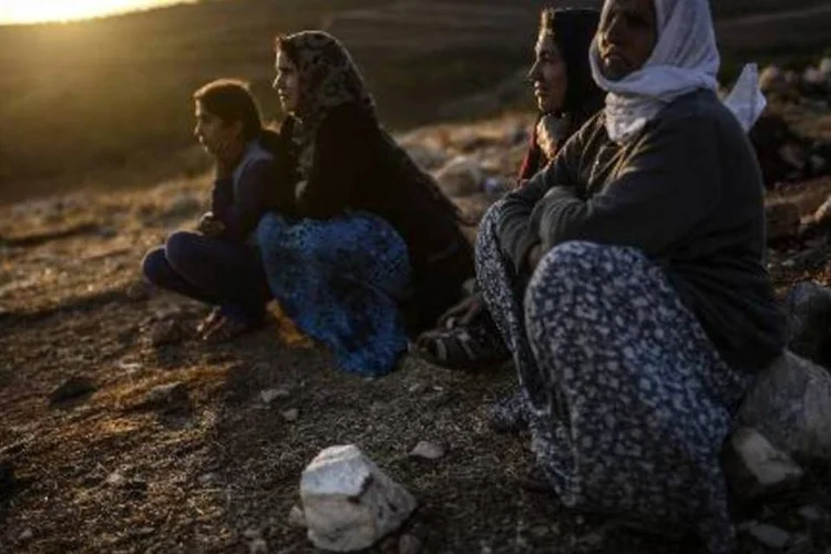 
	Curdos s&iacute;rios observam da Turquia confrontos entre jihadistas e combatentes curdos
 (Bulent Kilic/AFP)