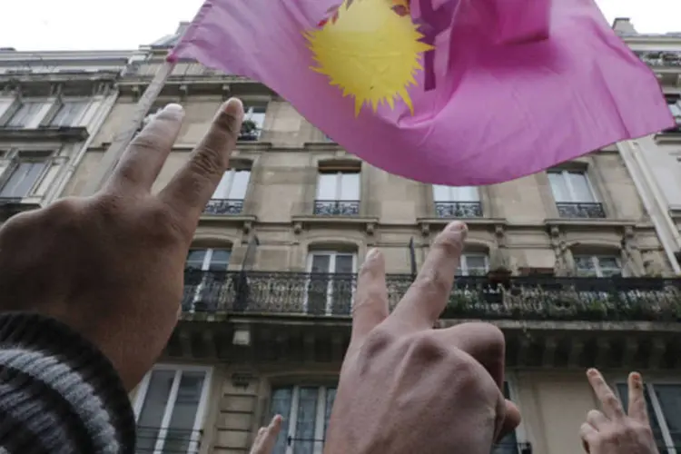 Membros da comunidade curda em Paris se manifestam em frente ao Centro de Informação do Curdistão, onde três mulheres foram assassinadas com tiros na cabeça (Christian Hartmann/Reuters)