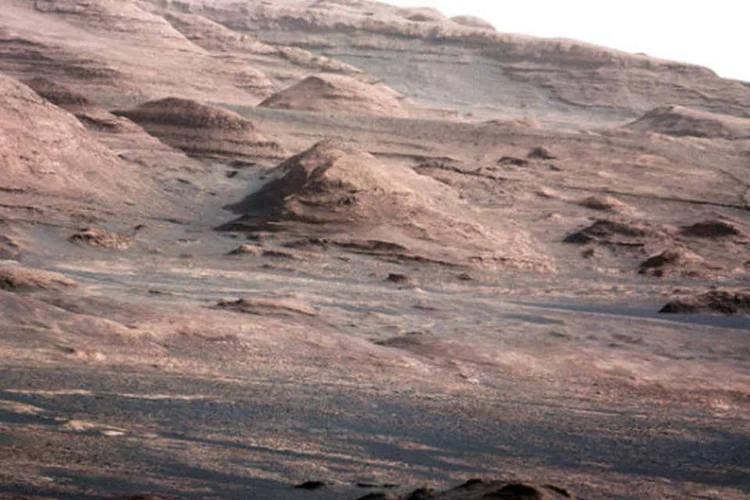 
	Imagem captada pelo Curiosity em Marte: pedra encontrada j&aacute; tem at&eacute; nome - Jake Matijevic
 (NASA/JPL-Caltech/MSSS/LANL)