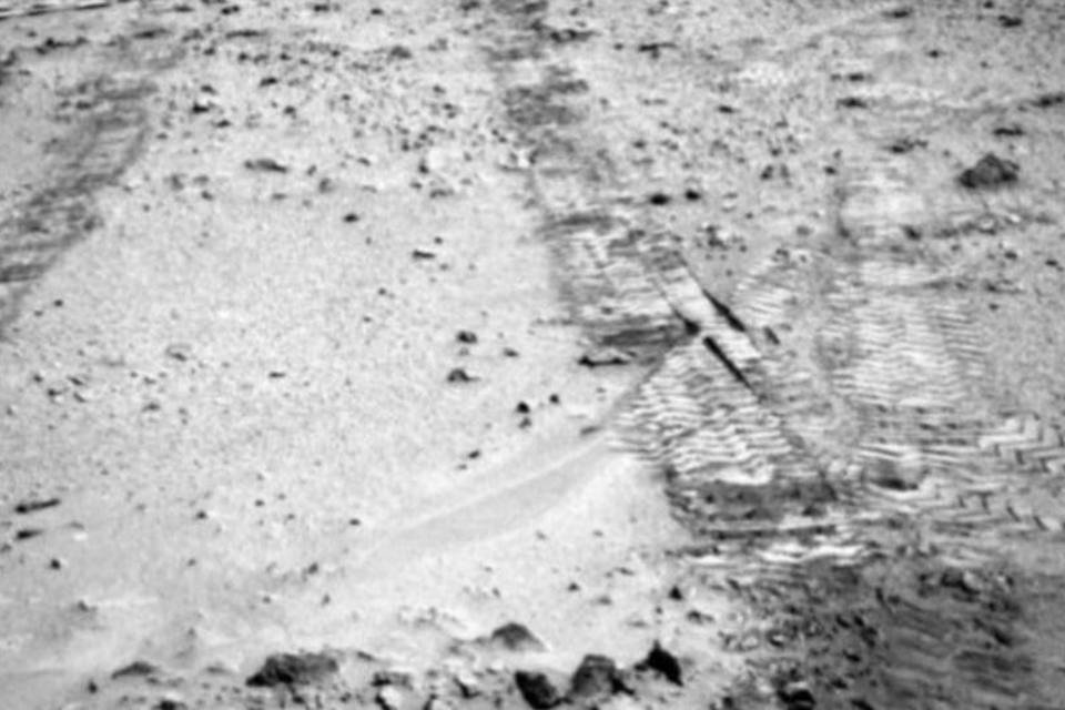 Curiosity fotografa seus rastros deixados no solo de Marte