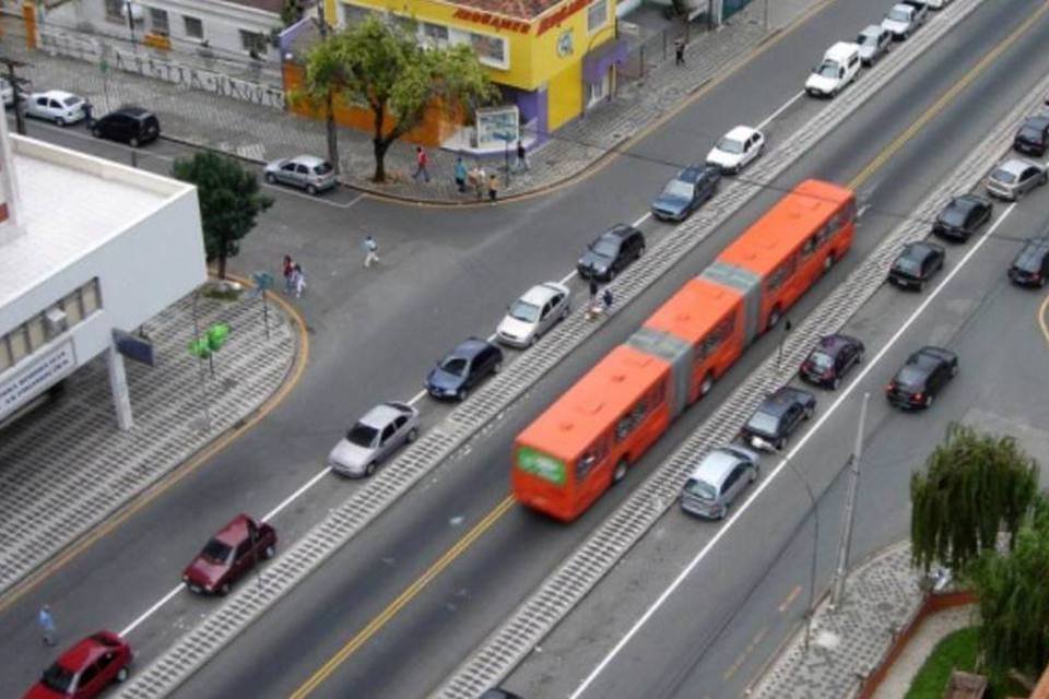 Ônibus de Curitiba voltam a circular amanhã
