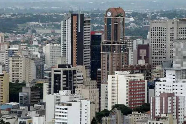 
	Curitiba: a redu&ccedil;&atilde;o do valor da passagem ter&aacute; validade a partir do dia 1&ordm; de julho, mas aos domingos coletivos continuam com a tarifa de R$ 1,50, 50% mais cara que o R$ 1,00 cobrado at&eacute; mar&ccedil;o
 (Wikimedia Commons)