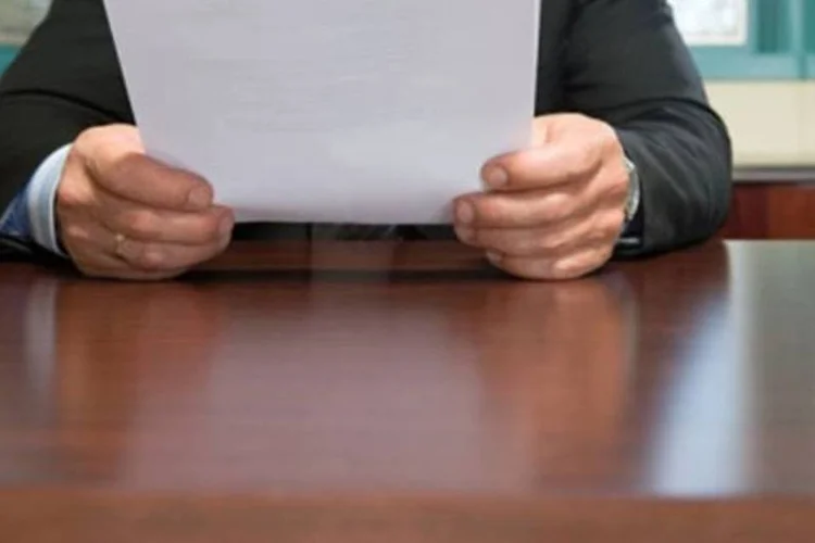 Após passar por avaliação, se for constatada a excelência do trabalhador, ele recebe um certificado de instituto federal comprovando sua qualificação (.)