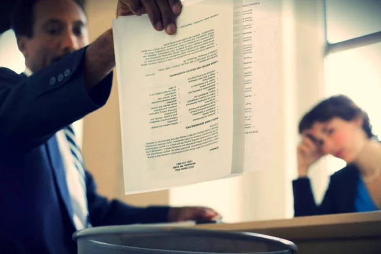 No lixo: erros de digitação ou de informação descartam muita gente de processos seletivos (Thinkstock/Creatas Images)