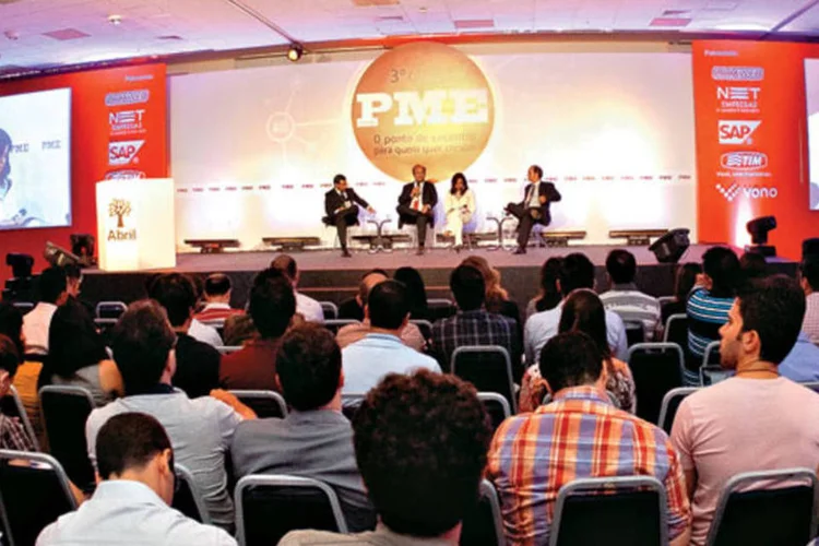 Debate com donos de pequenas e médias empresas que crescem acima da média: aprendizado com quem está dando certo (Julia Rodrigues)
