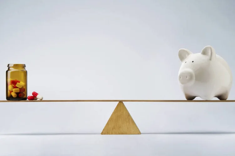 
	Cofre e rem&eacute;dios em uma gangorra: Veja como minimizar custos extras com o plano de sa&uacute;de no futturo
 (Pogonici/Thinkstock)