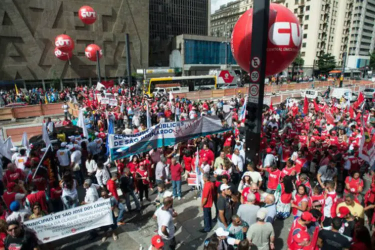 Manifestação em frente ao prédio da Petrobras em São Paulo, com membros da Central Única dos Trabalhadores (CUT) (Marcelo Camargo/ABr)