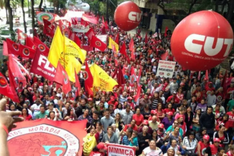 
	Manifestantes da CUT e de movimentos sociais em caminhada contra a terceiriza&ccedil;&atilde;o
 (Divulgação/Secom/CUT)