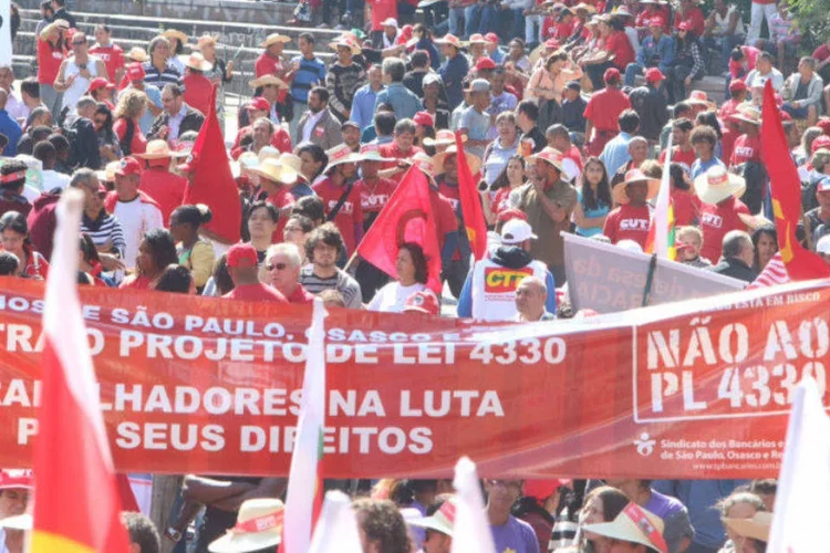 
	CUT: manifesta&ccedil;&otilde;es ocorreram em todo o pa&iacute;s. Em SP (foto) ato teve a participa&ccedil;&atilde;o do ex-presidente Lula
 (Divulgação/Roberto Parizotti/CUT)