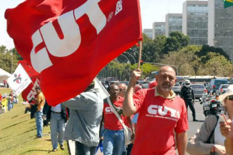 
	Sindicalistas da Central &Uacute;nica dos Trabalhadores (CUT) realizam manifesta&ccedil;&atilde;o em Bras&iacute;lia
 (Valter Campanato/Agência Brasil)