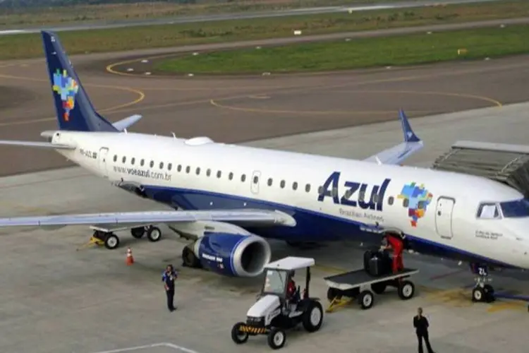 
	Jato Embraer 190 da Azul: a empresa amea&ccedil;a deixar de comprar novos avi&otilde;es da Embraer
 (Mario Roberto Duran Ortiz/Wikimedia)