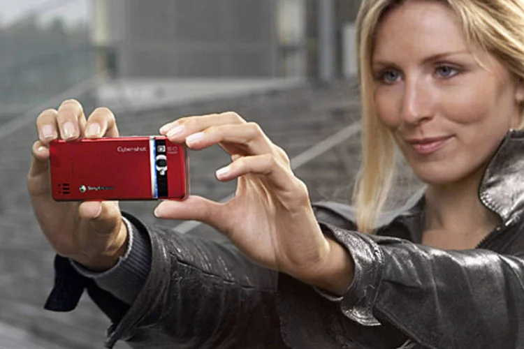 Cyber-shot: em 2006, outra marca de sucesso da Sony chegou aos celulares, a Cyber-shot. A série C tem aparelhos com câmera de melhor qualidade, como o C902 (Divulgação)