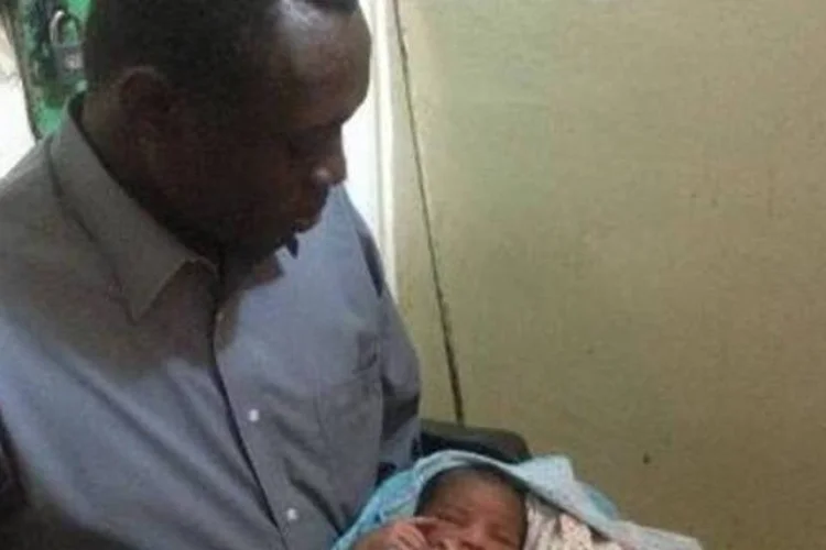 Marido de Meriam Yahia Ibrahim segura bebê recém-nascido na prisão (Afp.com)