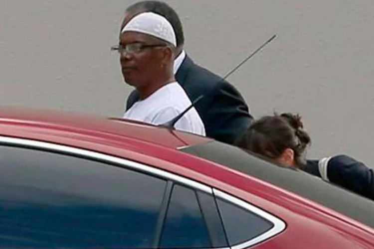 
	William Potts Jr. chega ao pr&eacute;dio do FBI em Miami: &quot;o ato de terrorismo que eu cometi me persegue todos os dias&quot;, disse ele &agrave; CNN
 (Joe Raedle/AFP)
