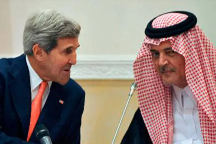 O secretário de Estado norte-americano, John Kerry, e o chanceler da Arábia Saudita, Al-Faisal bin Abdulaziz al-Saud (Fayez Nureldine/AFP)