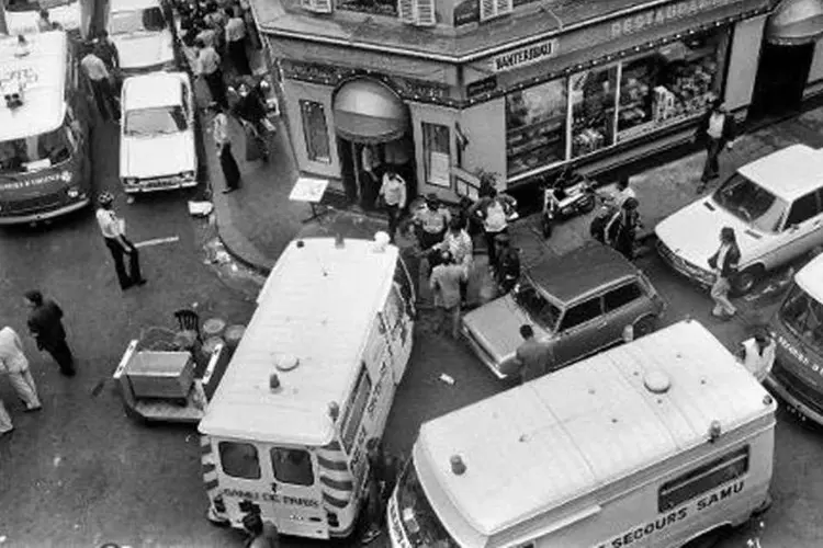 
	Em 9 de agosto de 1982 foi lan&ccedil;ada uma granada contra um famoso restaurante judeu, Jo Goldenberg, localizado na rua Rosiers em Paris
 (AFP/Jacques Demarthon)