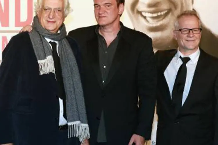 Diretor americano Quentin Tarantino posa com o diretor francês Bertrand Tavernier e com o diretor do Instituto Lumière, Thierry Fremaux (Philippe Merle/Reuters)