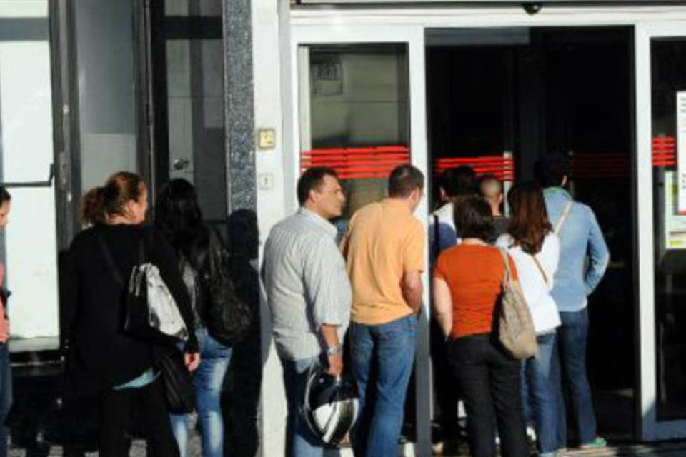 Desemprego na Espanha cai para 26% no 3º trimestre