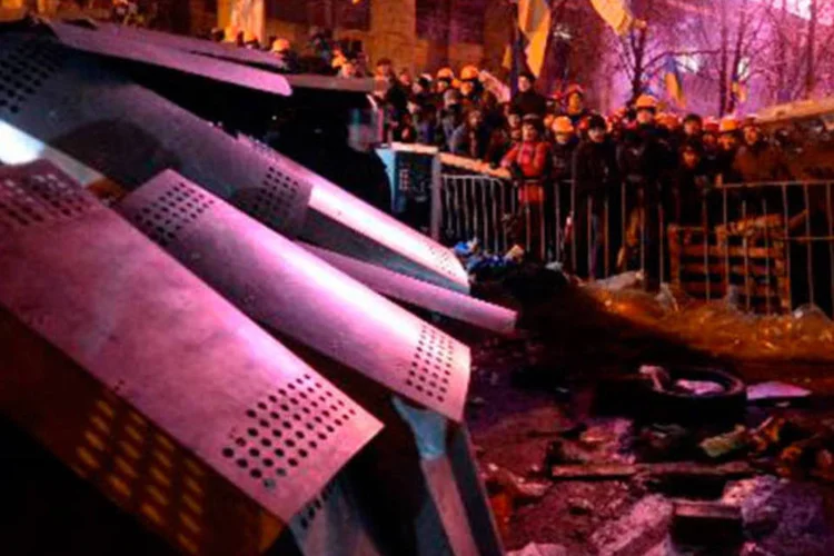 
	Manifestantes pr&oacute;-Europa fazem barricadas para se protegerem da pol&iacute;cia em 11 de dezembro de 2013, em Kiev: onze manifestantes foram detidos, segundo a oposi&ccedil;&atilde;o
 (VASILY MAXIMOV/AFP)