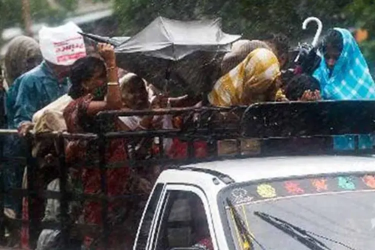 
	Indianos enfrentam chuva forte e fortes ventos no distrito de Srikakulam, com aproxima&ccedil;&atilde;o de ciclone
 (Afp.com / Manan Vatsyayana)